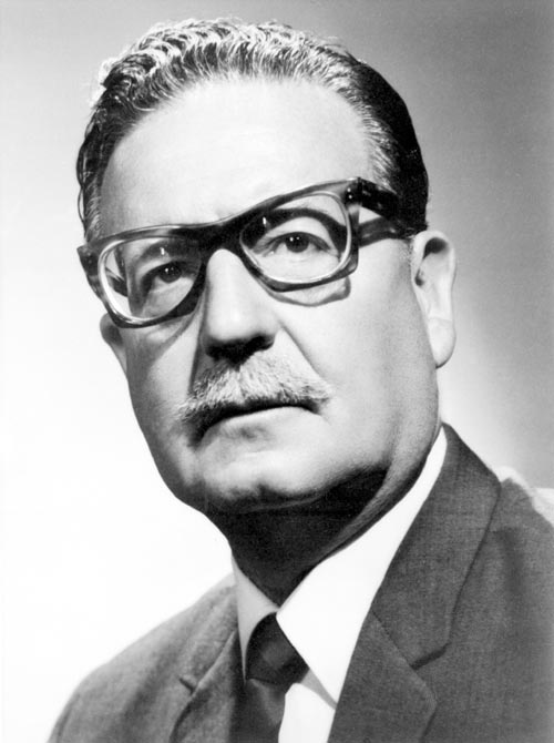 Foto del cadáver acribillado de Salvador Allende