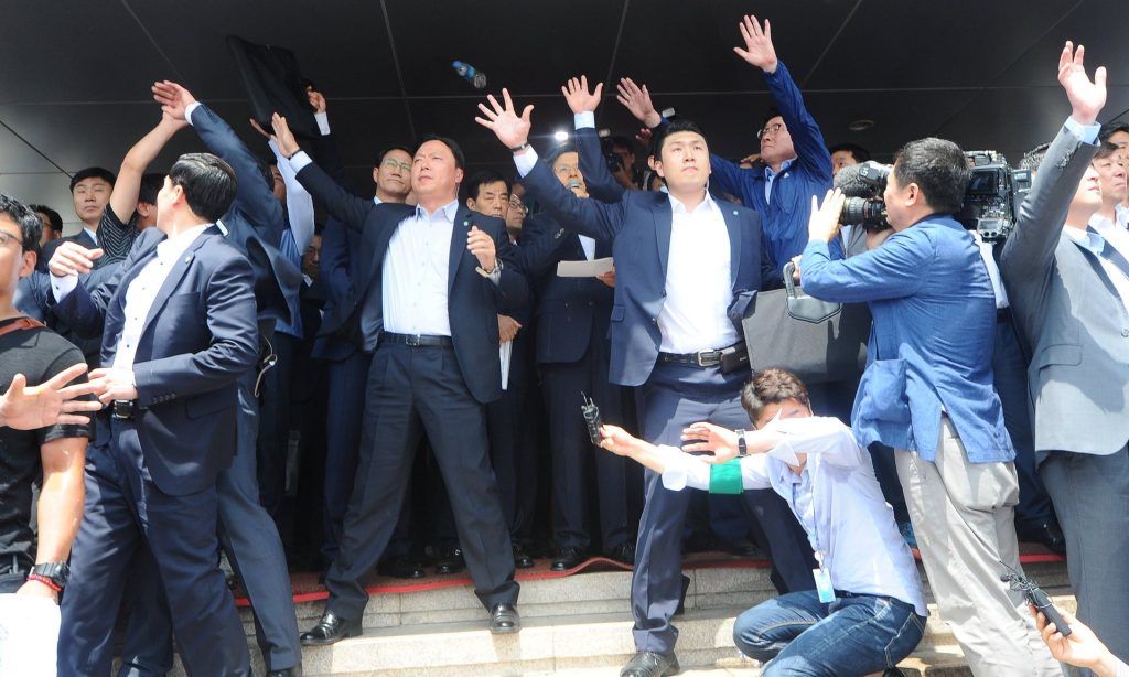 Le tiran huevazos y botellas de agua al primer ministro de Corea del Sur