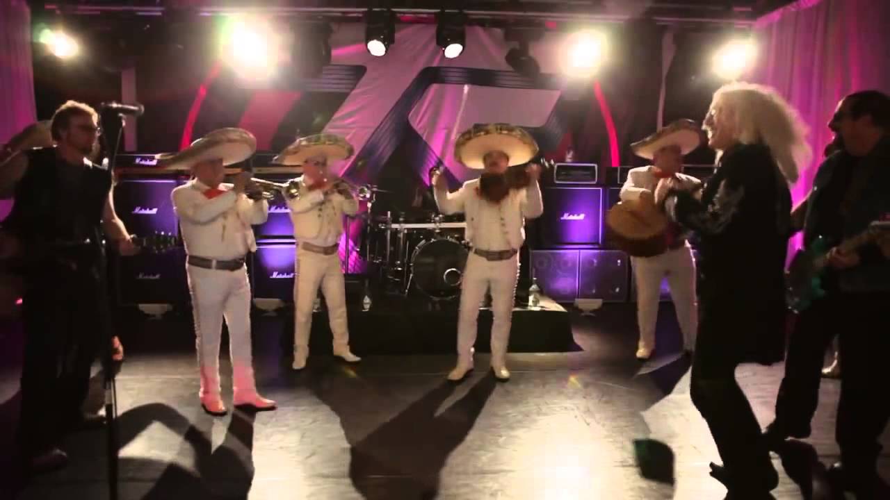 Dee Snider si quiere a los mexicanos, lo demuestra cantando con mariachi