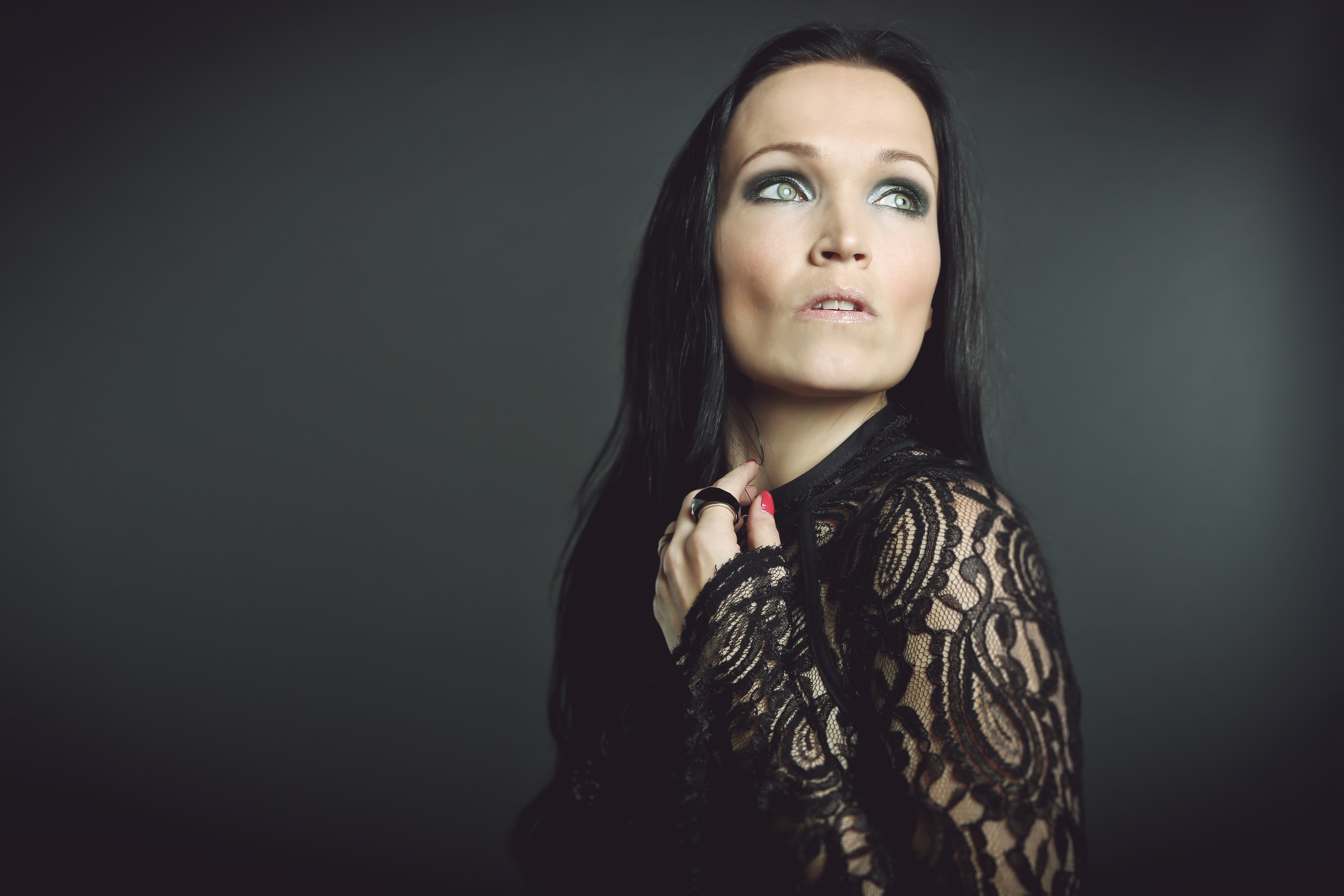 Tarja Turunen coverea a Rammstein y Slipknot en una iglesia