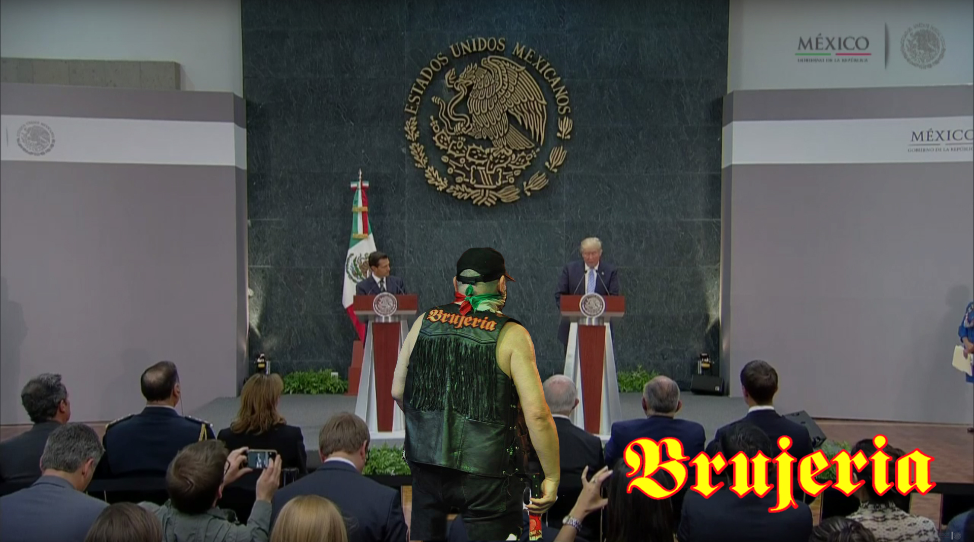 Juan Brujo aparece en conferencia de TRUMP y PEÑA NIETO. Casi se le va encima a TRUMP con machete en mano !