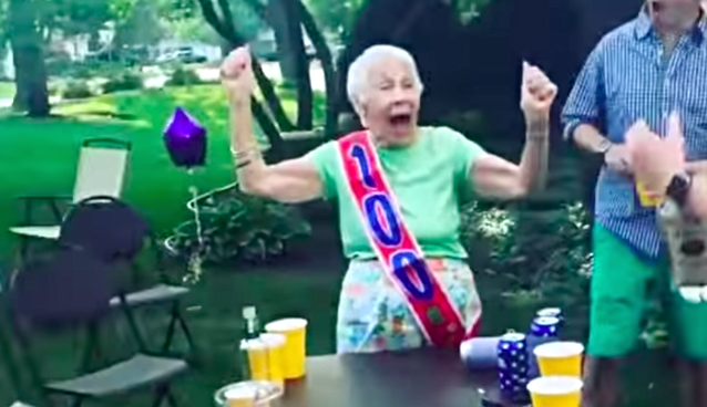 Abuela cumple 100 años con cerveza.