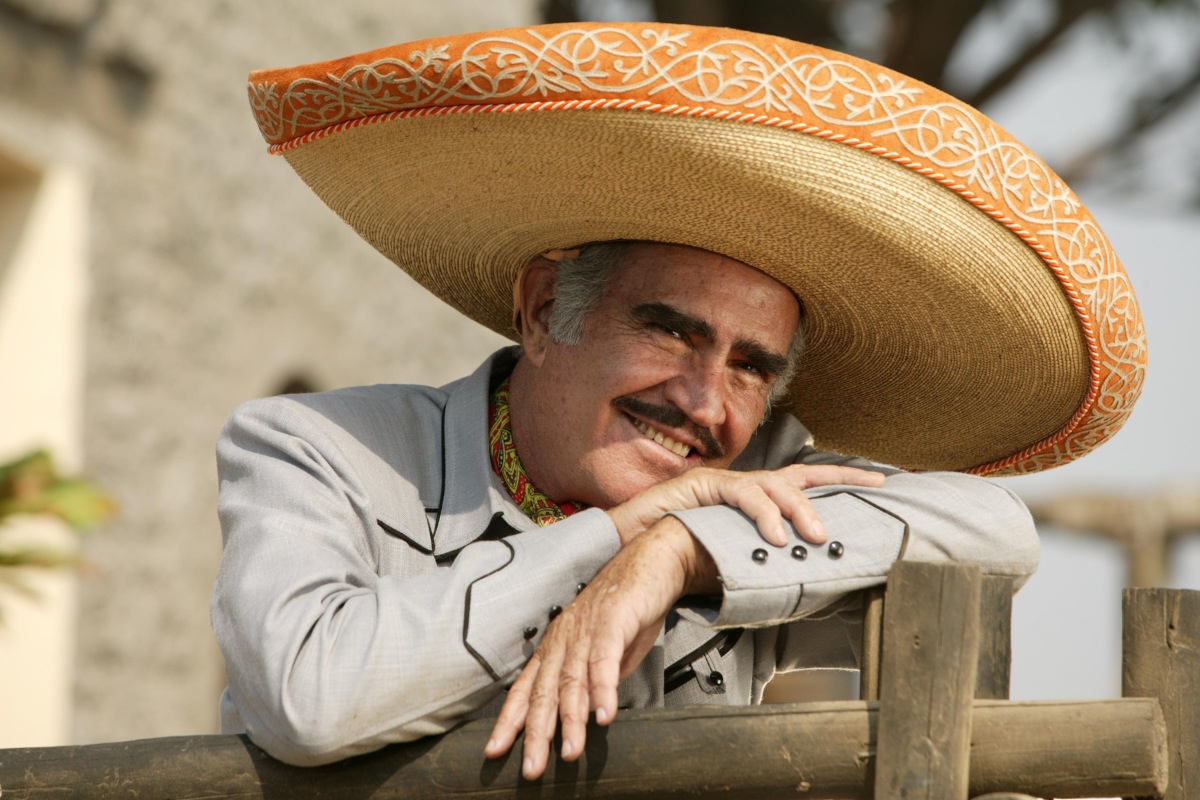 Vicente Fernández le hace un corrido a Hillary Clinton