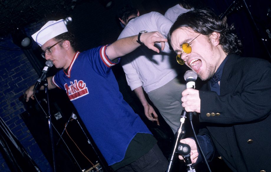 Antes de Game of Thrones Peter Dinklage cantaba en una banda de punk