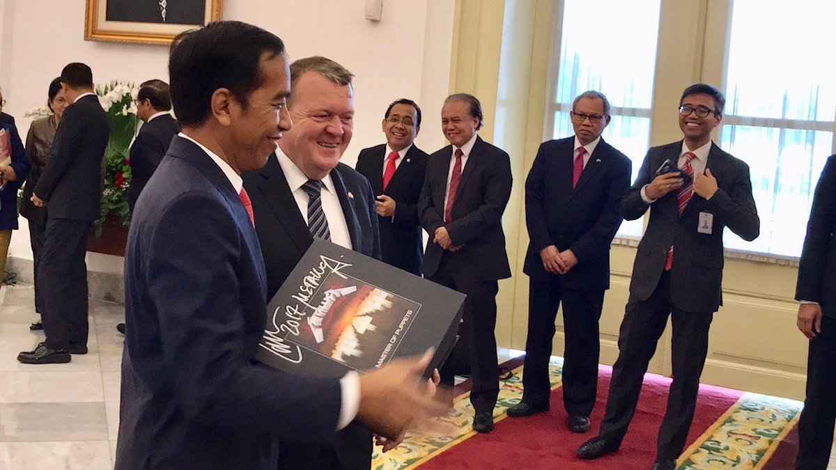El ministro danés regala la edición ‘deluxe’ del “Master Of Puppets” al presidente indonesio