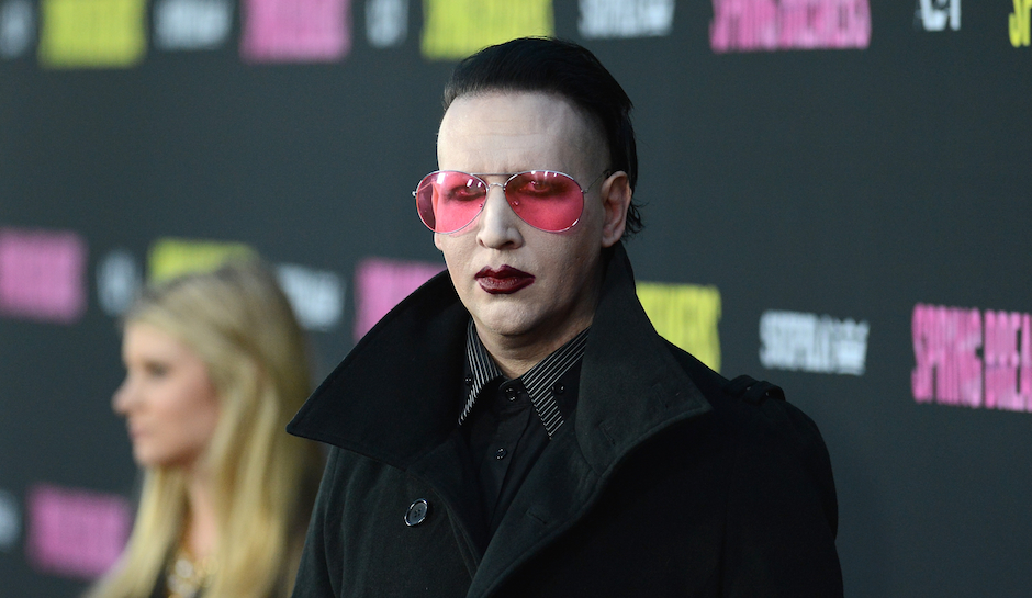 Algo le pasa a Marilyn Manson, ahora se desmaya en pleno escenario.