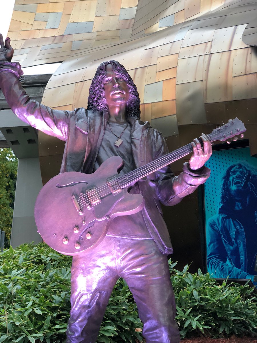 Develan estatua de Chris Cornell en Seattle