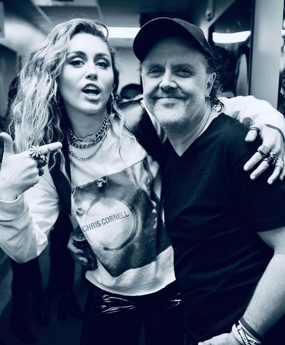 Miley Cyrus coverea a Metallica en Glastonbury