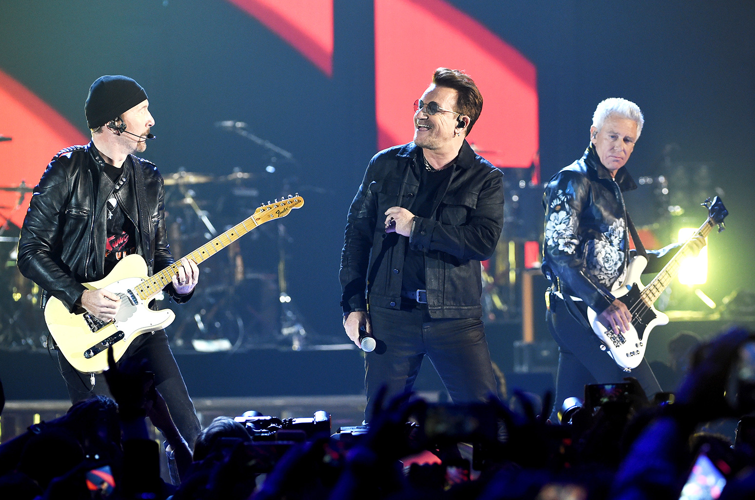 U2 Mezcla su tema Beautiful Day, con el coro de Under The Bridge